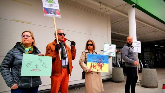 Krosno. Protest przed marketem budowlanym