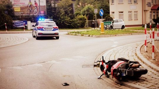 ? Krosno. Przewrócił się na skuterze. Chcieli mu pomóc policjanci, zaczął przed nimi uciekać