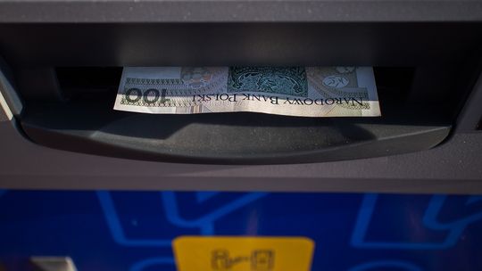 KROSNO: Przy bankomacie znaleziono pieniądze