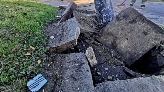 ? Krosno/Pużaka: Seat wjechał w latarnię. Sprawca się oddalił