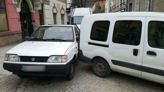 KROSNO: Renault bez kierowcy wjechało w Poloneza