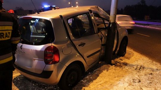 KROSNO: Renault uderzyło w latarnię. Kobieta w szpitalu