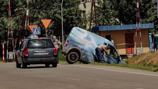 KROSNO: Samochód bez kierowcy stoczył się na torowisko
