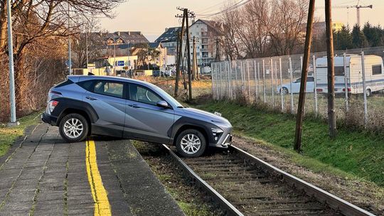 Krosno. Samochód osobowy zsunął się na tory Krosno. Samochód osobowy zsunął się na tory