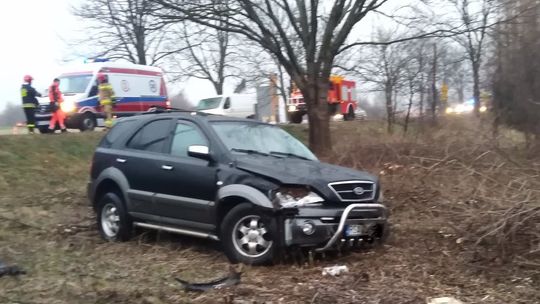 KROSNO: Samochód poza jezdnią. Uważajcie, drogi są oblodzone!