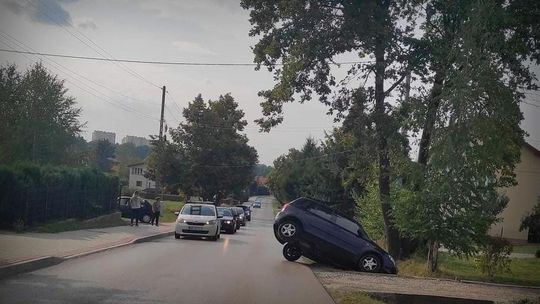 ? Krosno. Samochód stoczył się tylko do rowu. Ktoś wezwał służby