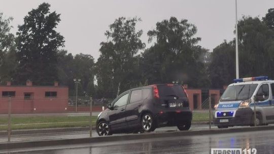 KROSNO: Samochód w barierkach