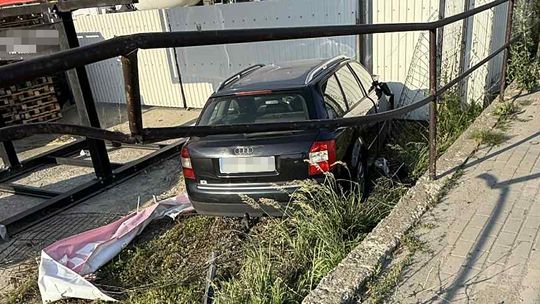 Krosno. Samochód przebił ogrodzenie, kierowcy brak