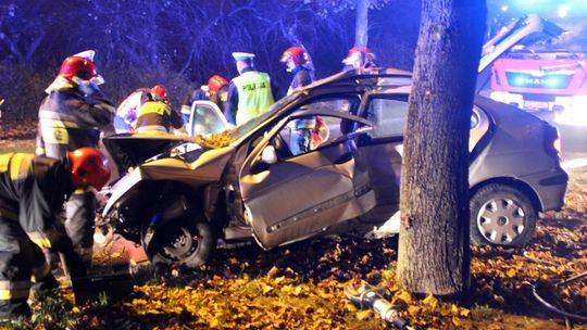 KROSNO: Samochodem uderzyła w drzewa. 22-latka poważnie ranna