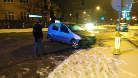 Krosno: Ślisko! Kolizja przy koszarach strażaków