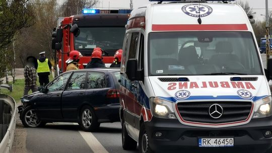 KROSNO: Stracił panowanie nad pojazdem i uderzył w barierki