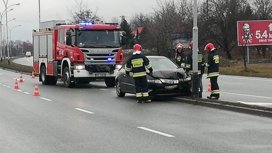 KROSNO: Stracił panowanie nad pojazdem i uderzył w latarnię