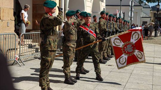 Krosno. Święto Wojska Polskiego na Rynku i odsłonięcie tablicy na lotnisku [ZDJĘCIA]