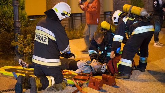 KROSNO: Symulowany pożar kościoła. Wieczorne ćwiczenia strażaków