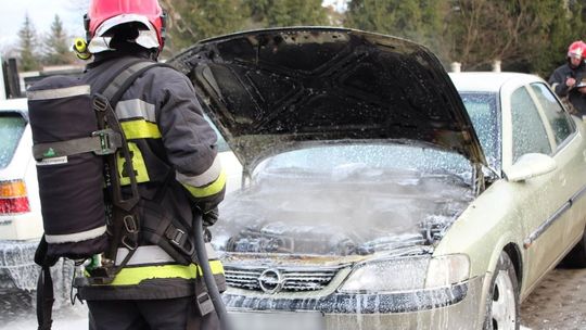 KROSNO: Szybka akcja strażaków. Palił się Opel