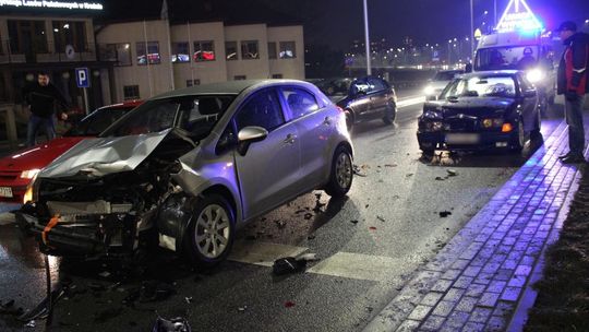 KROSNO: Trzy pojazdy uczestniczyły w kolizji przy VIVO
