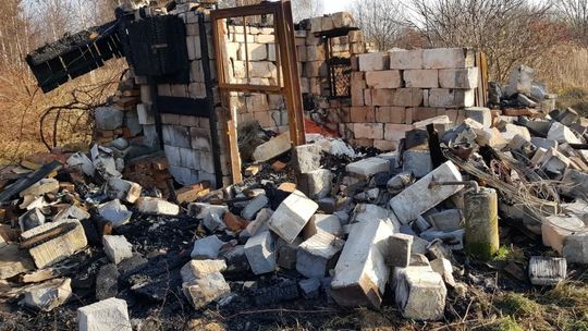 KROSNO-TURASZÓWKA: Strażacy nad ranem gasili pożar wiaty