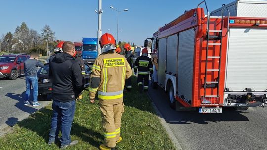 KROSNO: Uderzyła samochodem w latarnię na Al. Jana Pawła II