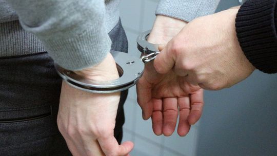 Krosno. Ukradł butelki alkoholu. Wybiegł ze sklepu wprost na policjanta