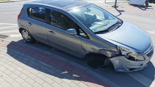 KROSNO: Urwane koło skutkiem wjechania w barierki