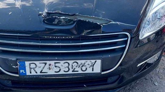Krosno. Uszkodził samochód na parkingu przy basenie. Sprawca poszukiwany
