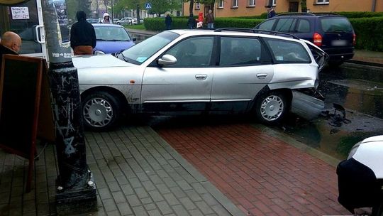 KROSNO: W skutek kolizji Daewoo wjechało w bar