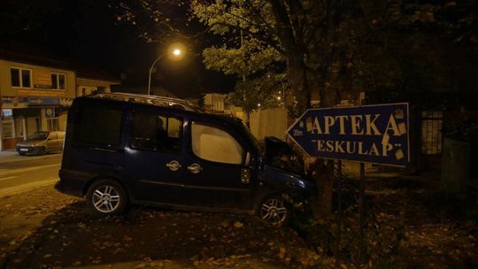 KROSNO: Wjechał fiatem w drzewo. Trafił do szpitala