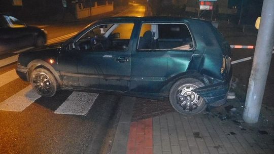 KROSNO: Wjechał volkswagenem w sygnalizator świetlny