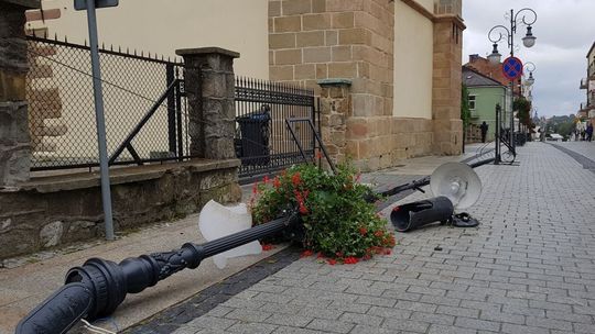 KROSNO: Wjechał w latarnię na ul. Piłsudskiego