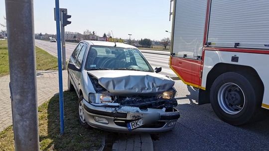 KROSNO: Wjechał w Mercedesa, po czym uciekł z miejsca zdarzenia. Miał prawie 3 promile