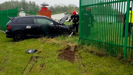 KROSNO: Wjechał w ogrodzenie samochodem