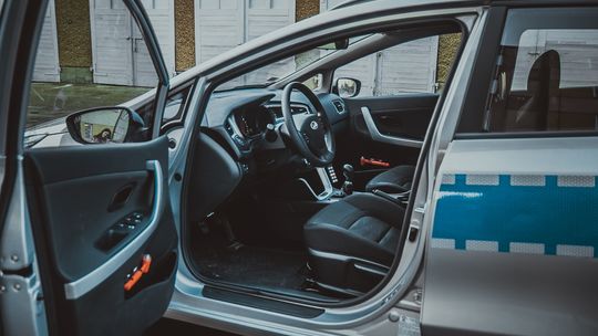 KROSNO: Wjechała w ogrodzenie, miała 2,5 promila