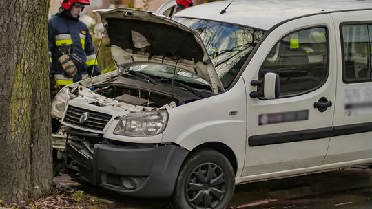 KROSNO: Wymuszenie pierwszeństwa i zderzenie z drzewem