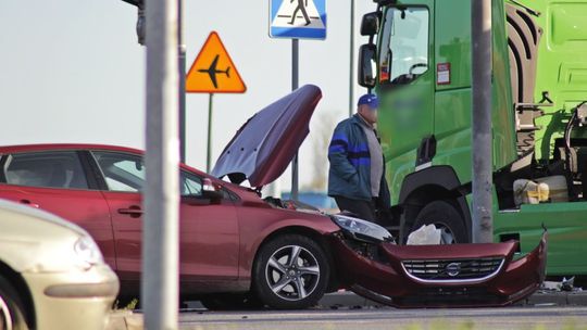 KROSNO: Wypadek osobowego Volvo z cysterną