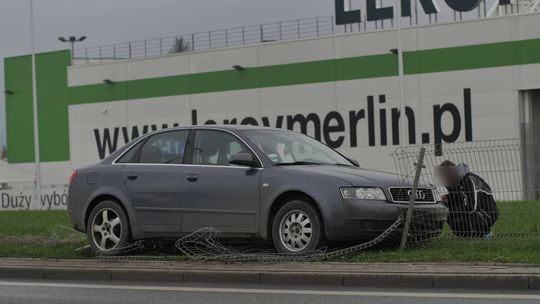 KROSNO: Wyprzedzał ciężarówkę, wjechał na pas zieleni i barierki