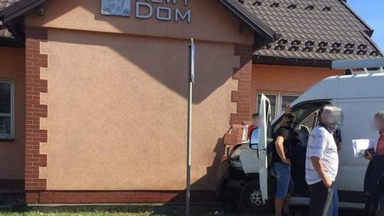 KROSNO: Zderzenie busów. Jeden z nich uderzył w budynek