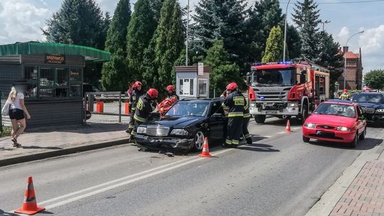 KROSNO: Zderzenie dwóch samochodów na Mielczarskiego. Ranne dziecko