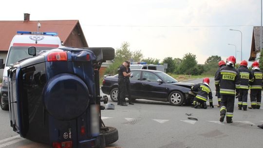KROSNO: Zderzenie dwóch samochodów na rondzie. Toyota na boku
