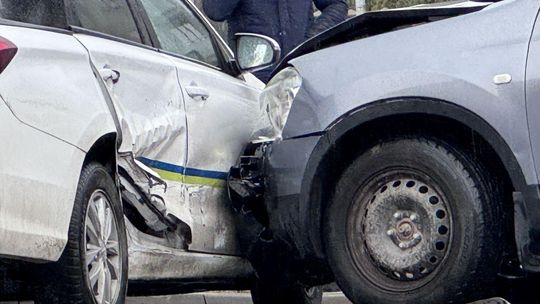 Krosno. Zderzenie Nissana i Hyundaia na rondzie