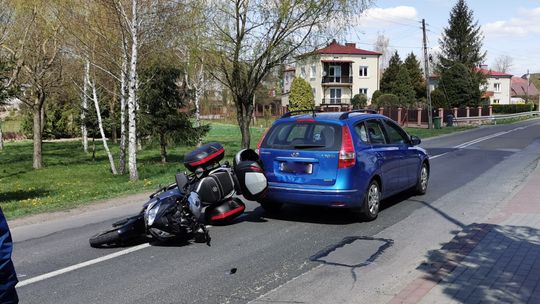 KROSNO: Zderzenie osobówki z motocyklistą na ulicy Suchodolskiej