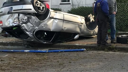 KROSNO: Zderzenie pojazdów. Jeden z samochodów na dachu