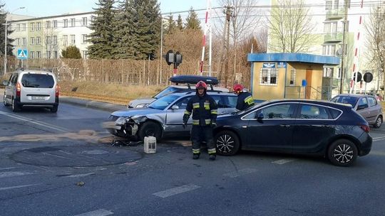 KROSNO: Zderzenie samochodów na starym rondzie na Czajkowskiego