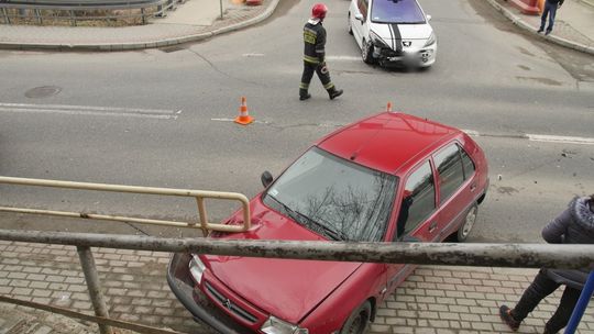 KROSNO: Zderzenie samochodów przy pomarańczowym moście