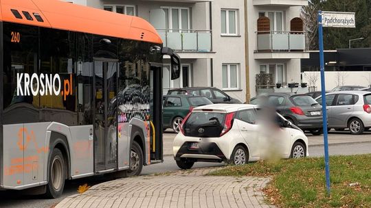 Krosno. Zderzenie samochodu z autobusem MKS Krosno. Zderzenie samochodu z autobusem MKS