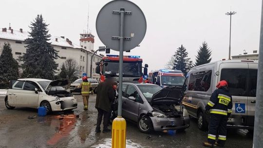 ? Krosno. Zderzenie trzech pojazdów tuż obok strażnicy PSP