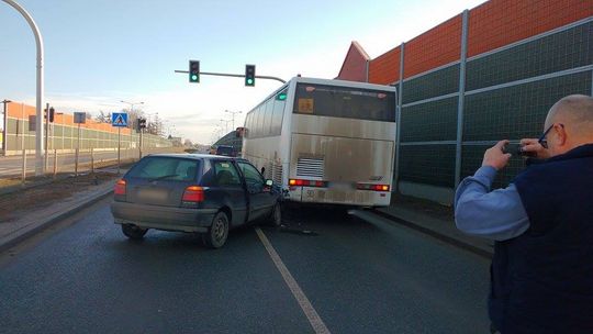 Krosno: Zmieniała pas ruchu, uderzyła w autobus