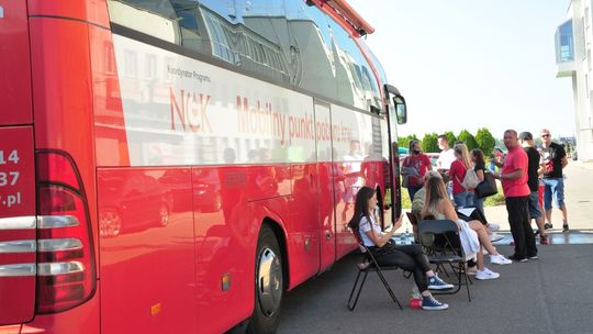 Krwiobus zaparkował przy krośnieńskim lotnisku