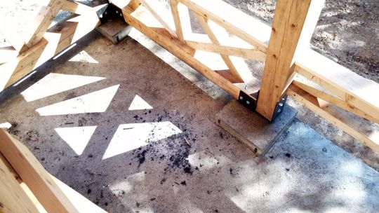Ktoś palił ognisko pod drewnianą wieżą widokową na Cergowej