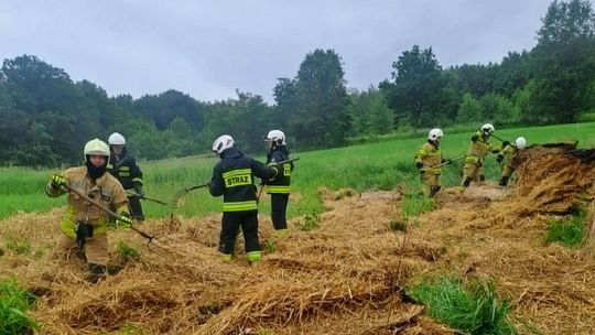 Ktoś rolnikowi podpalił baloty siana. W akcji strażacy z dwóch powiatów