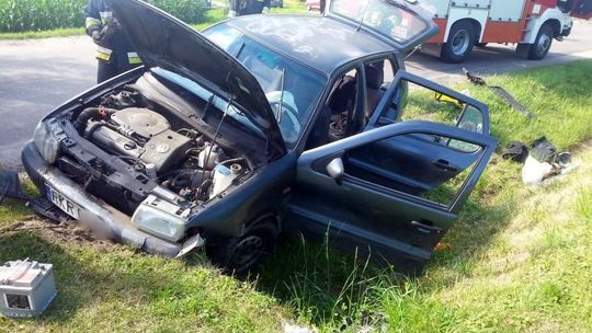 LADZIN: Samochód uderzył w betonowy mostek